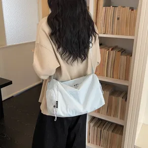 Lichtblauwe casual crossbody reistas detail, grote nylon sport schoudertas voor gebruik.