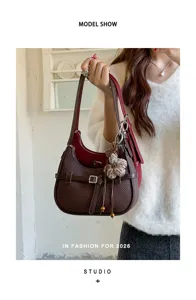 Borsa a tracolla marrone da donna, elegante borsa intrecciata con ciondolo a fiore.
