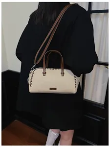 Détail de sac bandoulière oreiller élégant, sac à main en cuir de qualité avec anses.