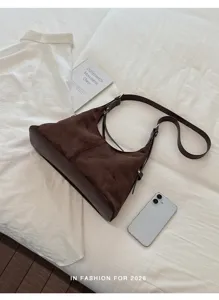 Bruine suède schoudertas detail, vintage hobo crossbody tas met verstelbare riem.