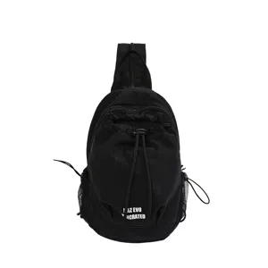 Pequeña mochila de exterior negra con cordón, bolso cruzado informal ligero y práctico.