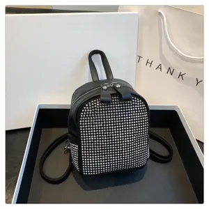 Zaino piccolo nero da donna con borchie, elegante borsa casual alla moda con bellissimi rivetti.