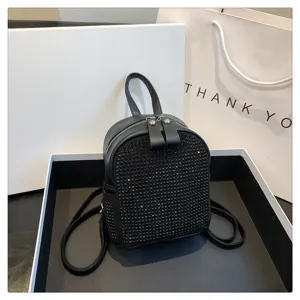 Vista dettagliata di uno zaino nero da donna elegante con strass e cristalli brillanti.