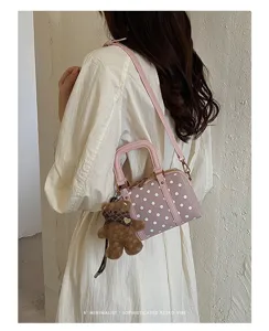 Détail sac Boston à pois roses, joli pendentif ours, élégant sac à bandoulière pour femme.
