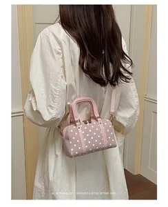 Sac Boston à pois rose chic, sac à bandoulière polyvalent pour femmes au quotidien.