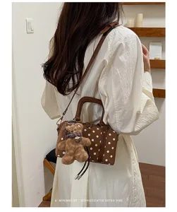 Sac Boston à pois marron avec charmant pendentif ours pour le beau style de navette.