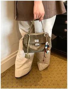 Olivgrüne Wildleder Handtasche für Damen, Vintage Achseltasche mit Drehverschluss und Perlenanhänger.