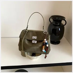 Dunkelgrüne Wildleder Handtasche für Damen, Retro Umhängetasche mit Metallschlössern und Perlen.