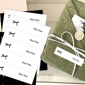 Minimalistische zwart-witte lange sluitstickers met strik voor bakkerij geschenkdecoratie.