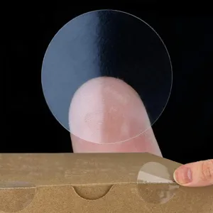 Vista detallada de pegatinas de sellado redondas transparentes para caja de embalaje.
