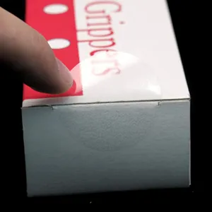 Detalle de pegatina de sellado redonda transparente con etiqueta adhesiva fuerte.