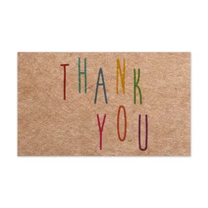 Biglietto di ringraziamento in carta kraft marrone con lettere colorate per confezioni regalo.