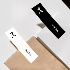Detail van lange zwart-witte sluitzegels, minimalistisch strikontwerp voor bakkerij en geschenken.