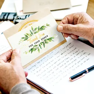 Bedankkaarten met bloemen en enveloppen voor kleine bedrijven en plantaardige cadeaus.