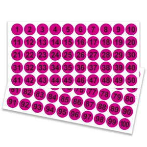Primer plano de pegatinas redondas numeradas de colores con números negros claros del 1 al 100 para oficina.