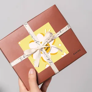 Caja de regalo cuadrada con bonita tarjeta de agradecimiento y cinta decorativa para fiestas.