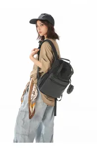 Détail du sac à dos noir en mesh avec tissu nylon résistant, grand compartiment et design moderne.