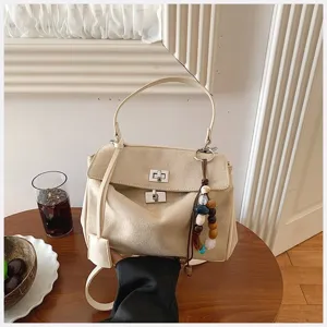 Beige Wildleder Handtasche Damen elegante Henkeltasche Schultertasche mit Perlenanhänger