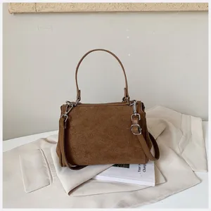 Nahaufnahme der eleganten braunen Wildleder Handtasche, stilvolle Pendler Tasche für Damen.