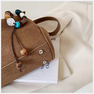 Braune Wildleder Handtasche mit Perlenarmband Detail elegante Pendler Umhängetasche Damen