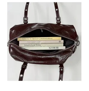 Sac à épaule en cuir verni marron foncé, détail de l'intérieur, grande capacité de sac.