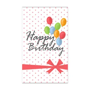 Vue detaillee de la jolie carte d'anniversaire avec des ballons colores et un beau ruban.