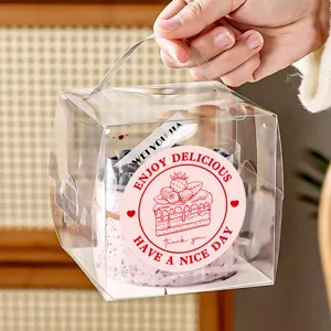 Détail d'autocollant rond rose avec design de gâteau mignon et texte de voeux anglais.