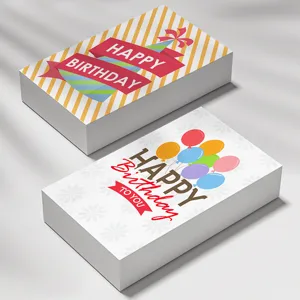 Gros plan détaillé de cartes d'anniversaire colorées avec de superbes ballons et motifs.