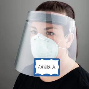 Detailansicht des personalisierten Namensaufklebers auf Gesichtsschutz, Schreibwaren.