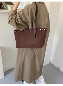 Sac cabas epaule en sude marron pour femme sac sous bras retro avec clous metalliques.