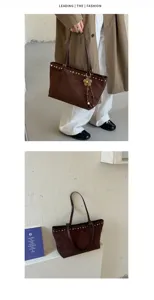 Grand cabas rétro en suédine pour femme, sac porté épaule avec rivets et franges chic.