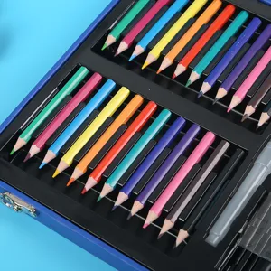 Détail de set de crayons de couleur avec fournitures d'art, rangées dans une boîte bleue.