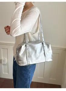 Détail sac porté épaule argenté, sac à main de travail pour femme, Boston tendance.
