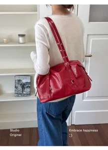 Sac à bandoulière rouge élégant pour femme, grand sac fourre-tout boston quotidien.