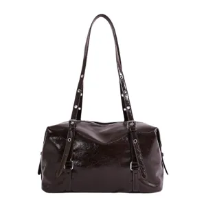 Sac à main bandoulière en cuir vernis marron foncé, élégant sac Boston pour femmes.