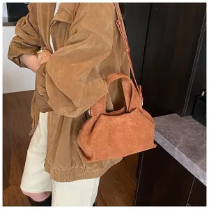 Braune Wildleder Damen Umhängetasche Detailansicht, klassisches Retro Pendler Design weich.