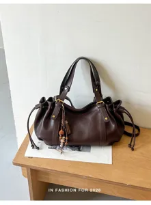 Retro braune Schultertasche Detailansicht, grosse Tote Tasche mit Quasten Anhänger Damen.