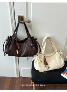 Detailaufnahme der Vintage Ledertasche mit Beuteldesign, Quasten und viel Stauraum.