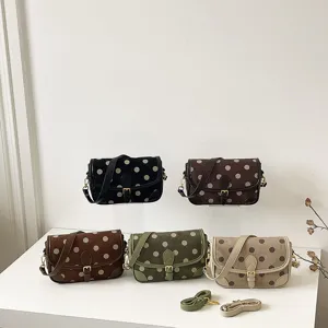 Gedetailleerd overzicht van vintage stippen schoudertassen in verschillende kleuren.