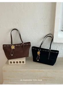 Vue détaillée de sacs cabas rétro en suédine avec rivets décoratifs et charmants pendentifs.