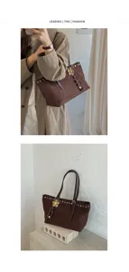 Sac cabas marron en suédine vintage avec rivets métalliques et pendentif fleur pour femme.