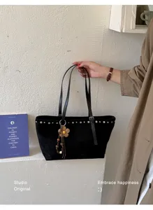 Sac cabas vintage noir avec rivets en métal et breloque à franges, grand sac porté épaule.