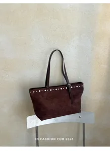 Sac cabas rétro en suédine marron pour femme, élégant sac porté épaule clouté pour le quotidien.