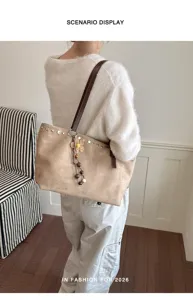 Sac cabas rétro pour femme grande capacité avec rivets et pendentif pompon pour le style quotidien.