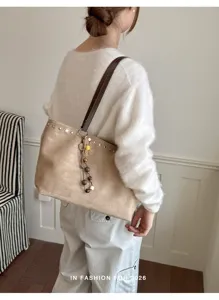 Sac cabas rétro de grande capacité pour femmes avec rivets en métal et pendentif fleur gland chic.