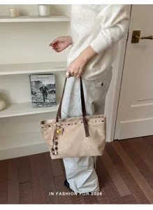 Sac cabas en suédine vintage pour femme avec rivets et pompon floral, grand sac porté épaule.