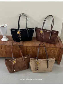 Sac cabas fourre-tout vintage pour femme grande capacite avec rivets et pompon bandouliere.