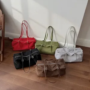 Detailansicht der lässigen minimalistischen Tasche, stylische Umhängetasche für Reise und Alltag.