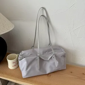 Minimalistische hellviolette Schultertasche Detail mit schmalen Riemen und Schnallen.