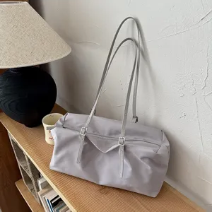 Detailansicht der lässigen minimalistischen Schultertasche in Hellgrau mit Doppelriemen.